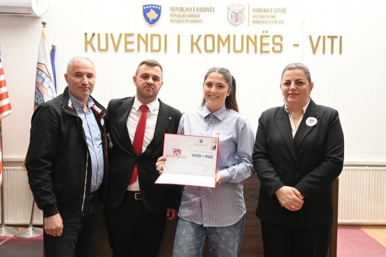 Nxënësja Yllka Pireva, fituese e garave të recitatorëve “Flakadani i Karadakut 2025”