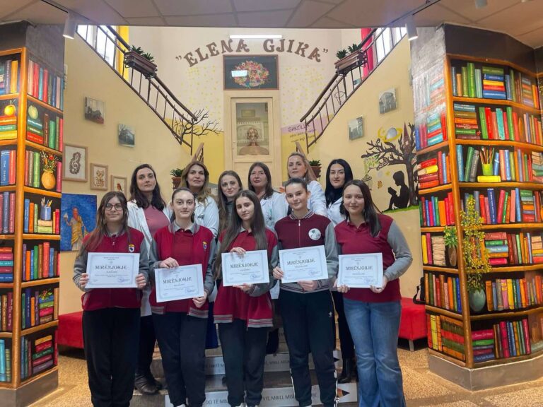 Drejtoresha e shkollës “Elena Gjika” ndan mirënjohje për nxënëset fituese të Olimpiadës në Gjuhën shqipe