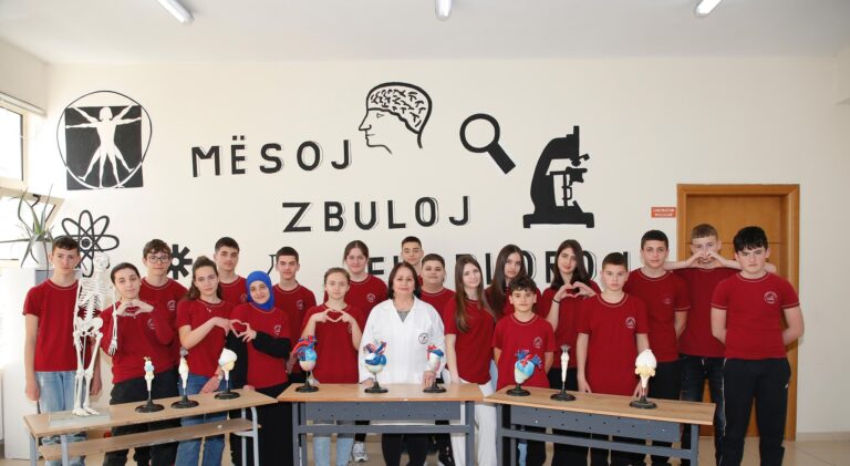 Suzana Dedej, 37 vite kontribut në arsim si mësuese e biologjisë