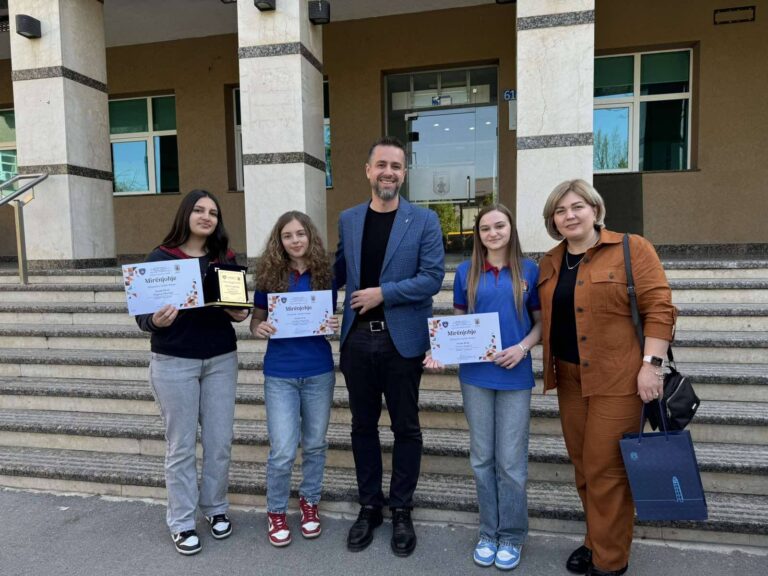 Tre nxënëset e shkollës “Dardania” marrin mirënjohje nga Komuna e Prishtinës pas suksesit në Olimpiadën Mbarëkombëtare të Gjuhës Shqipe