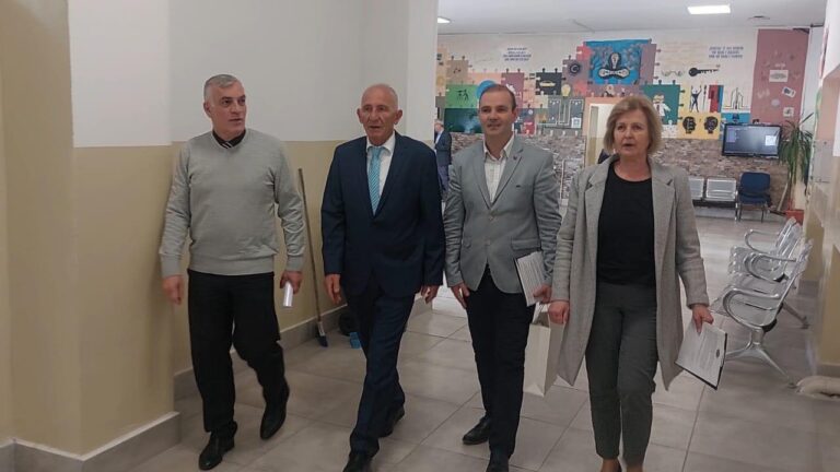 Pensionohet Xhabir Ymeri, profesor në shkollën “Mehmet Isai” në Gjilan