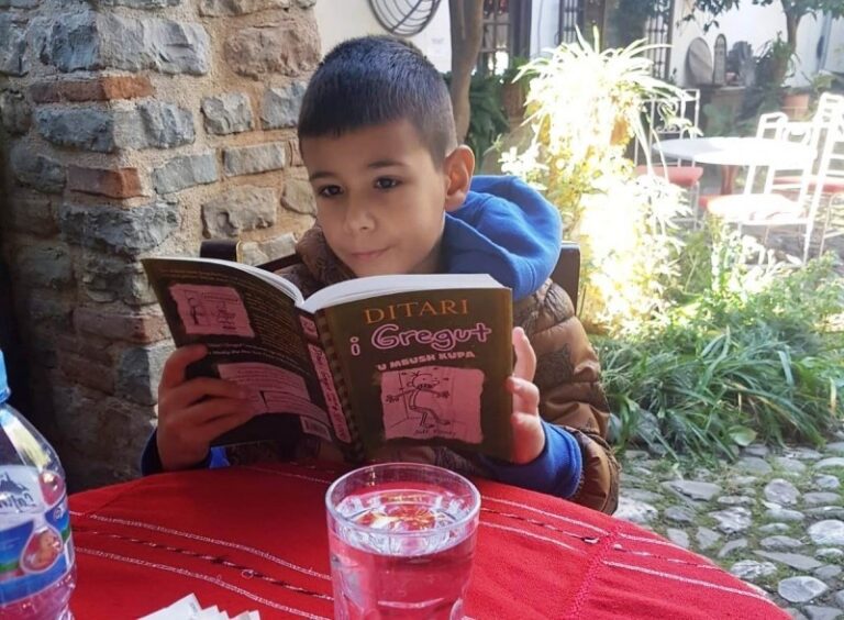 Joni, 8-vjeçari që ka lexuar rreth 300 libra