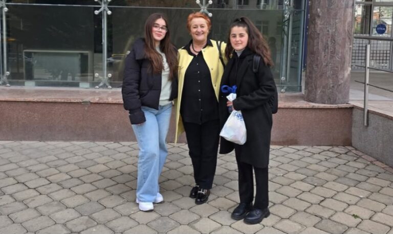 Nxënëset Bleona Qela dhe Blerta Pajaziti do ta përfaqësojnë Mitrovicën në garat e Gjuhës Shqipe në Tiranë
