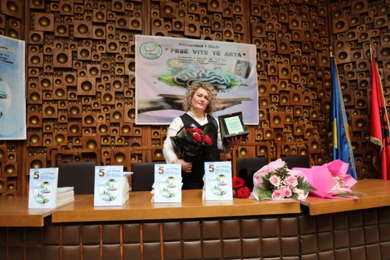 Mësuesja Ajshe Istogu boton librin “Pesë vite të arta”