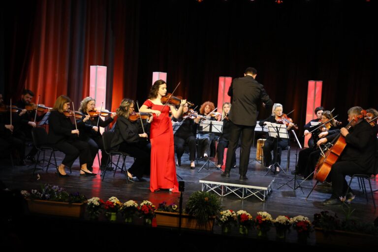 Nxënësja Melisa Figuri magjeps Lezhën me performancën e saj në violinë