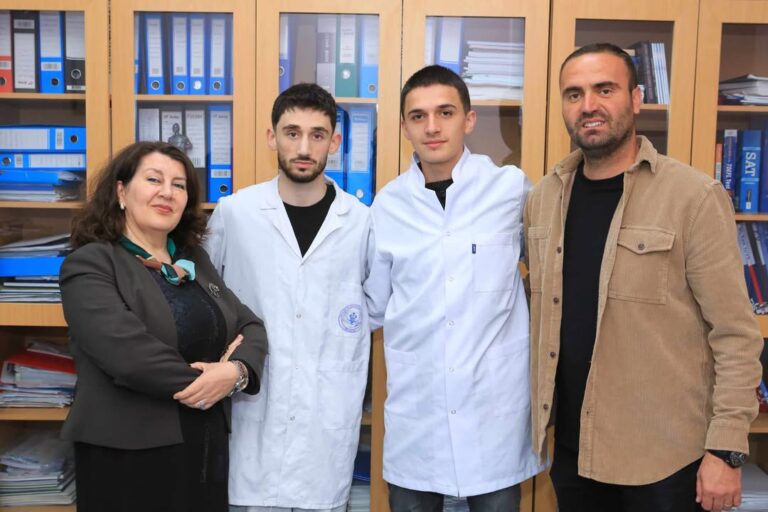 Nxënësit e shkollës ”Xheladin Deda” në Mitrovicë fitojnë vendet e para në garat regjionale në lëndën e kimisë
