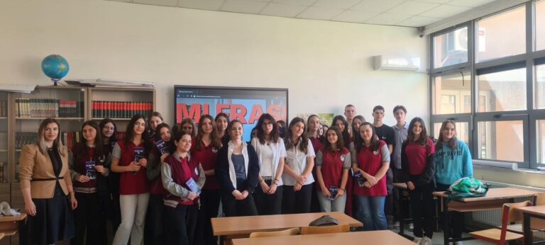 22 nxënëse të shkollës “Elena Gjika” marrin pjesë në një punëtori-ligjëratë në ambientet e Gjimnazit “Sami Frashëri”