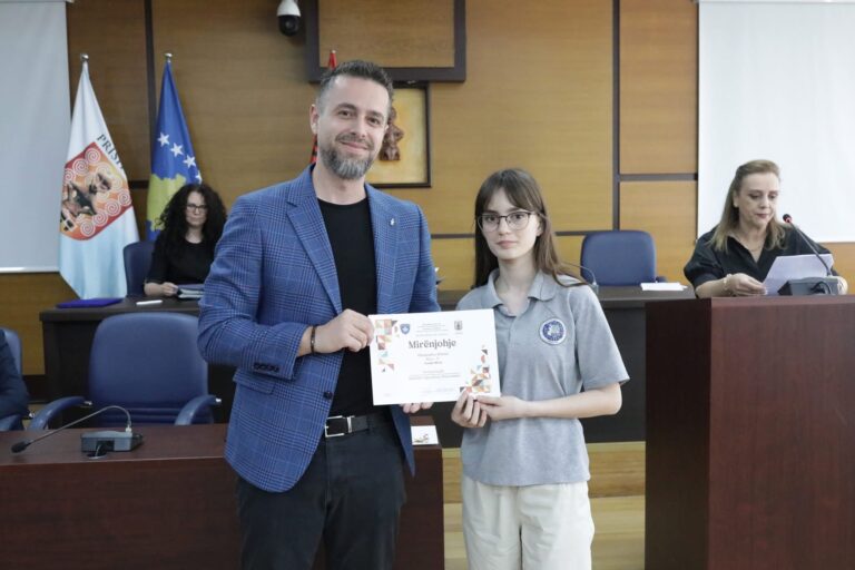 Nxënësja Venera Gashi nga Prishtina shpërblehet me mirënjohje nga DKA për suksesin në Olimpiadën e Kimisë