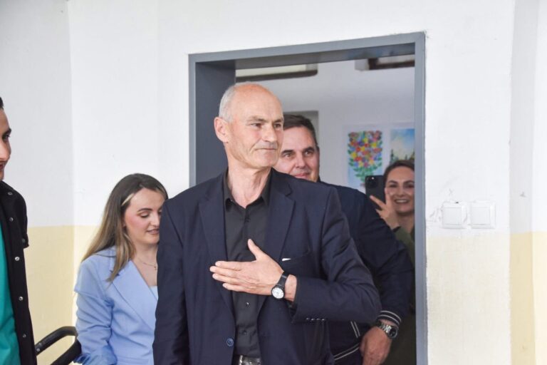 Pensionohet Mustafë Miftari, drejtor i shkollës “Lasgush Poradeci” në Dumnicë të Podujevës