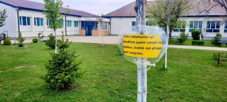 RUAJTJA E MJEDISIT: Çdo pemë në ambientet e shkollës në Dobroshec të Drenasit ka një mesazh