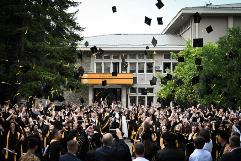 Diplomojnë 450 studentë në Universitetin “Ukshin Hoti” në Prizren
