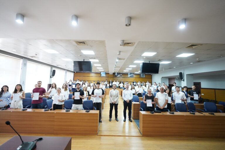 Lajm i mirë: Ndahen 96 bursa për studentët e dalluar të Prishtinës