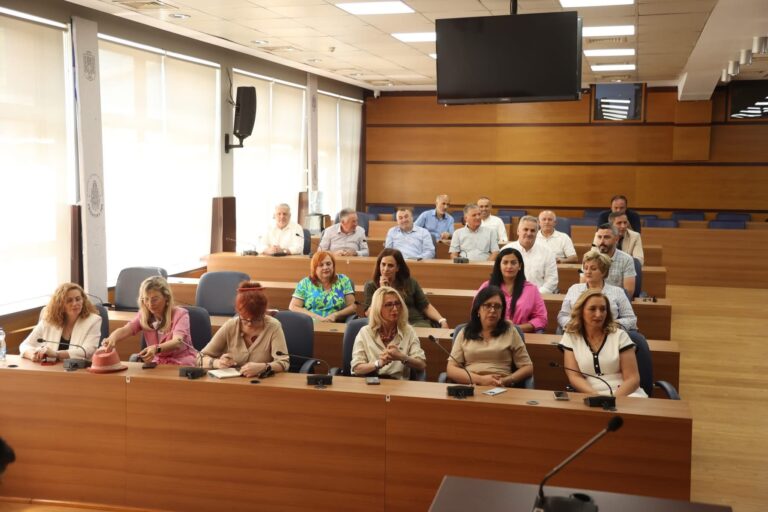 Drejtori i Arsimit në Prishtinë takon drejtorët e shkollave, ja temat që diskutuan
