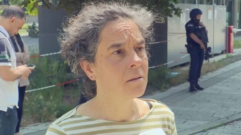 Sulmi në shkollë: Rrëfimi prekës i nënës – ‘më telefonoi djali dhe më tha se po qëllonin…’