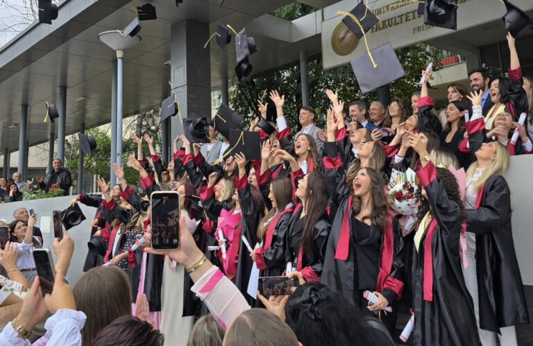 Diplomon gjenerata e 18-të e gazetarëve në Universitetin e Prishtinës