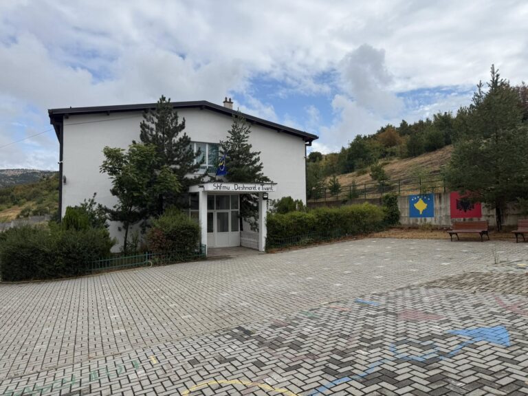 Shkolla “Dëshmorët e Tivarit” në Peqan të Suharekës, shembull për mirëmbajtjen e mjedisit shkollor