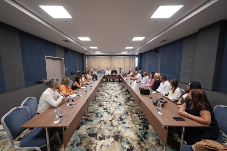 Drejtoria e Arsimit në Prishtinë diskuton për mësimin tërëditor – fokusi te cilësia dhe qëndrueshmëria