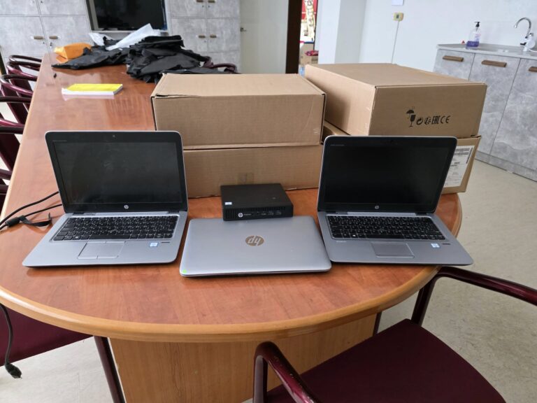 Gjest i mirë: Mërgimtari nga Zvicra dhuron 130 çanta dhe laptopë për shkollën “Nefit Jusufi”