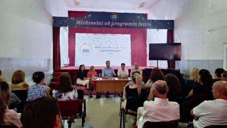 Drejtori Shahini takon stafin e shkollave “Asim Vokshi” dhe “Zenel Hajdini”, flasin për mësimin tërëditor