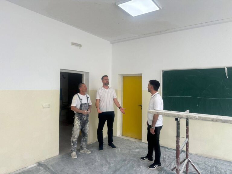 Drejtori Shahini viziton 5 shkolla ku po bëhen renovimet në prag të vitit të ri shkollor