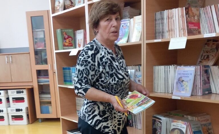 Shembull i mirë: Doli në pension, por bibliotekistja e shkollës “Hilmi Rakovica” i rregullon librat gjatë pushimeve verore