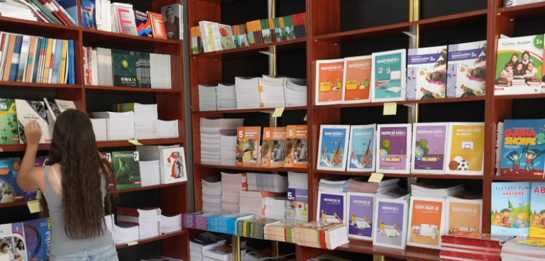 Ankohen prindërit: Me 80 euro s’po i blejmë të gjitha librat