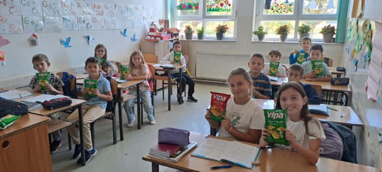 Gëzim në shkollën “Migjeni” në Siboc – “Pestova” ju dërgon VIPA CHIPS nxënësve në fillim të vitit shkollor