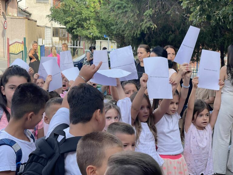 Disa nxënës të shkollës “Zenel Hajdini” kundërshtojnë ndërrimin e mësueses në klasën e dytë