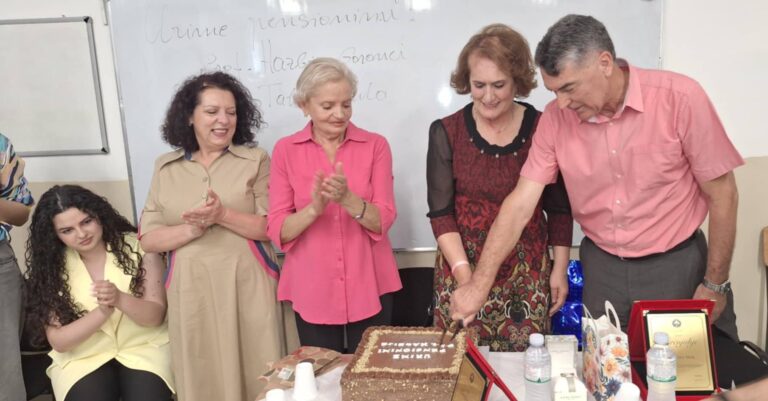 Pensionohen mësimdhënësit Hazbije Goranci dhe Tahir Mula