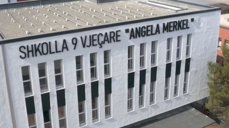 Nga Teuta Toska: Shkollat po ngulisin gabime drejtshkrimore në fasadat e tyre