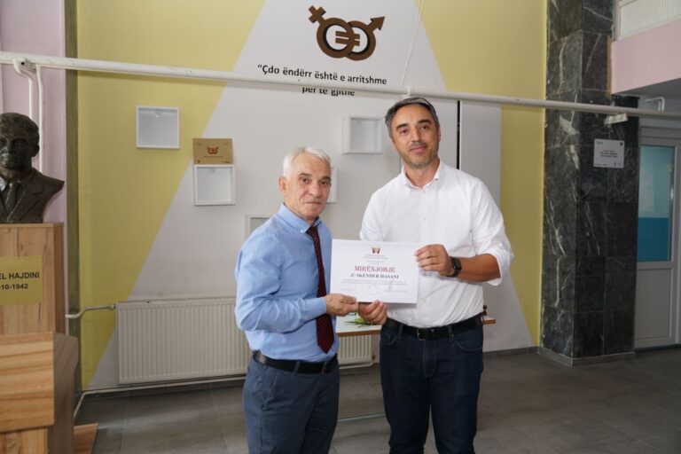 Pensionohet profesori Skender Hasani nga Gjilani, mbi 30 vite kontribut në arsim