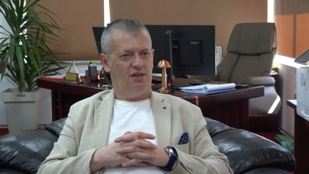 Visar Osmani shpallet "Drejtori i Vitit 2025" nga lexuesit e Albanian Education 4 visari