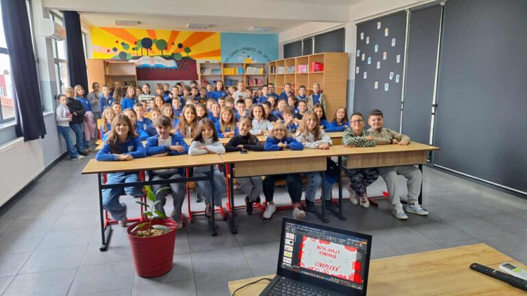 Ligjëratë edukative dhe bileta falas nga Cineplexx për nxënësit e shkollës “Mehmet Gjevori” në Prishtinë
