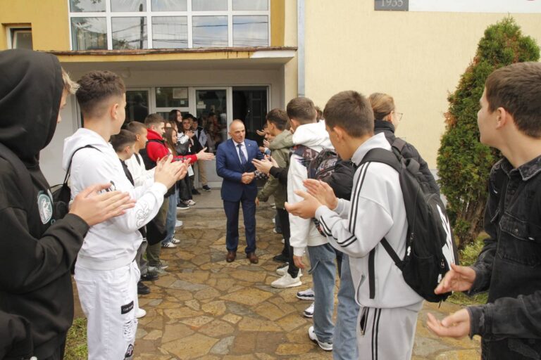 Pensionohet mësuesi Hysni Gashi nga Kijeva, pas katër dekadash kontribut në arsimin shqip