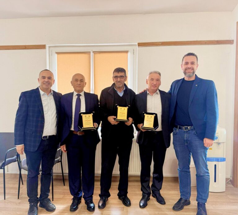 Pensionohen mësimdhënësit Xhevat Rafuna, Bekë Mulaj e Jakup Ramadani nga Prishtina