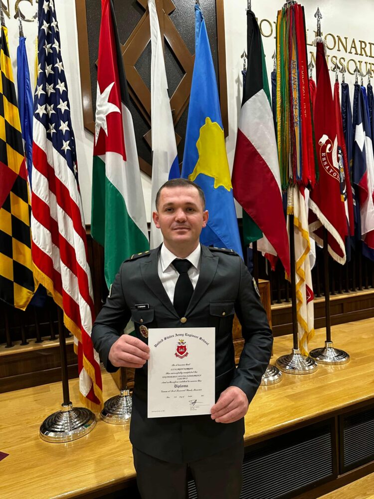 Oficeri i FSK-së, Florent Korrani diplomon në ShBA 3 oficeri i fsk1 750x1000 1