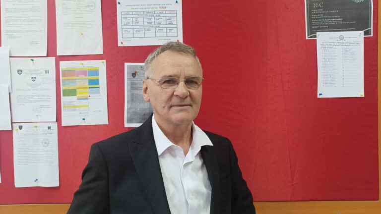 Pensionohet profesori Shefik Azizi nga Gjilani – dha kontribut rreth katër dekada në arsim