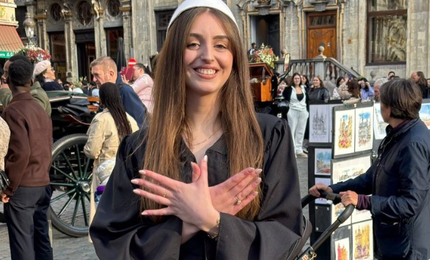 Me shqiponjën në duar, Sara Ara feston diplomimin në zemër të Brukselit