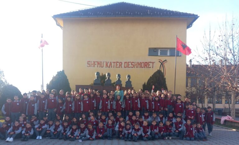 Drejtoria e shkollës “Katër Dëshmorët” në Ratkoc thirrje prindërve: Ejani në mbledhjet me mësimdhënësit