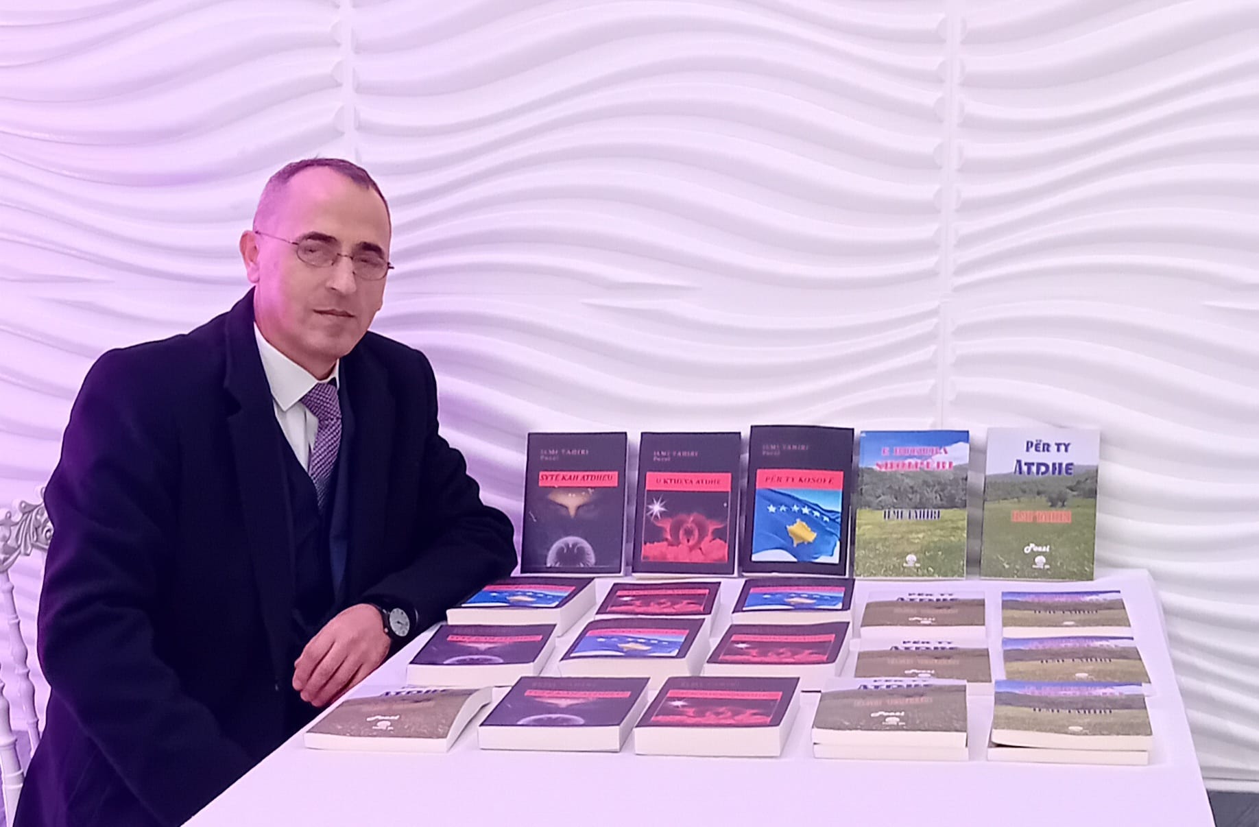 Poeti Ilmi Tahiri boton dy libra të rinj: “Shqipëria do të ribashkohet përsëri” dhe “Fluturat e atdheut” 4 468864202 9971742622855107 7961631642674799766 n