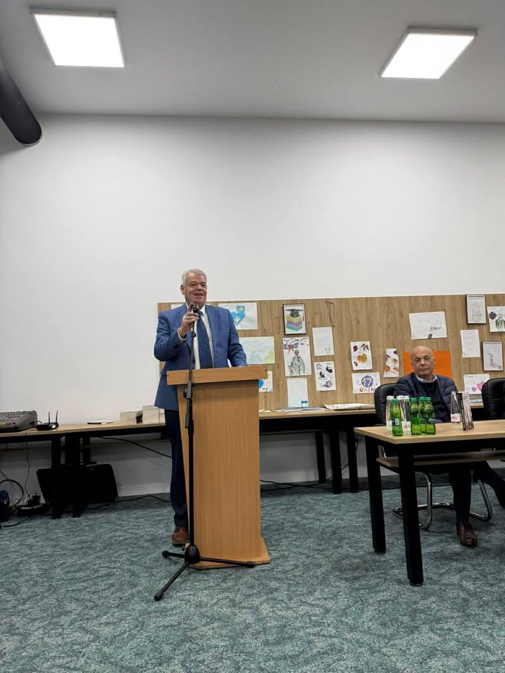 Ish-mësimdhënësi Shaip Ademaj boton librin e tij të ri "Qyteti" 8 582608290 1164205172513701 7763008713681569682 n