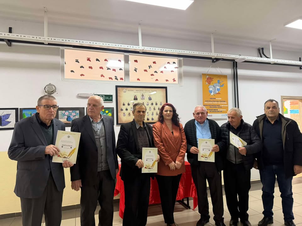 Shkolla “Migjeni” në Stanoc nderon veteranët e arsimit me mirënjohje për Ditën e Flamurit 2 588080492 859675386568127 3269681653400450971 n