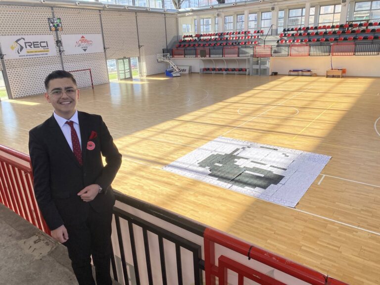 Afro 11 mijë thyerje të letrave, i riu nga Skenderaj me vepër gjigante kushtuar Adem Jasharit