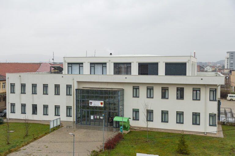 Komuna e Drenasit publikon emrat e studentëve që kanë fituar bursë