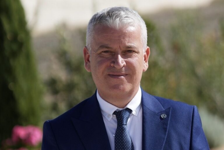 Nga Fiqiri Çifliku: Mësuesja nuk mund të zgjedhë nxënës për të kontrolluar detyrat e shokëve të tjerë