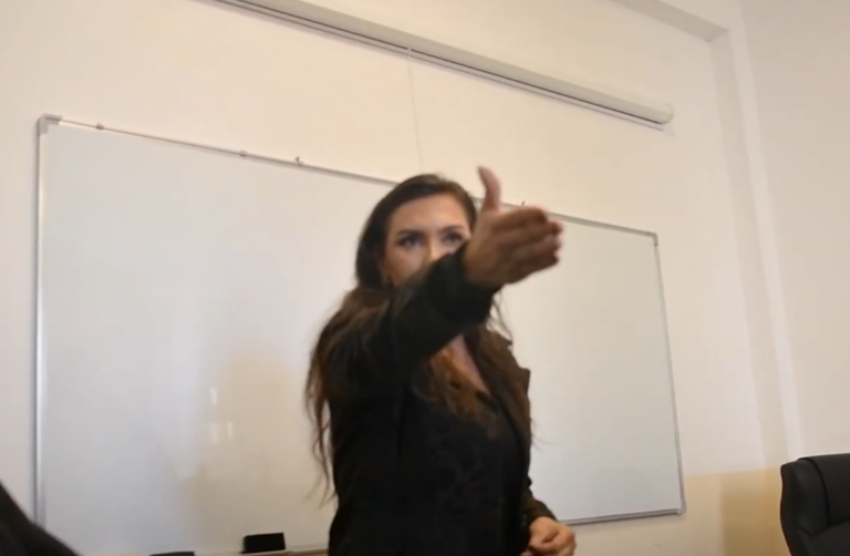 Konflikt në oborr të shkollës, “kapen” mësuesja dhe nëna e 6-vjeçarit në Fushë Kosovë