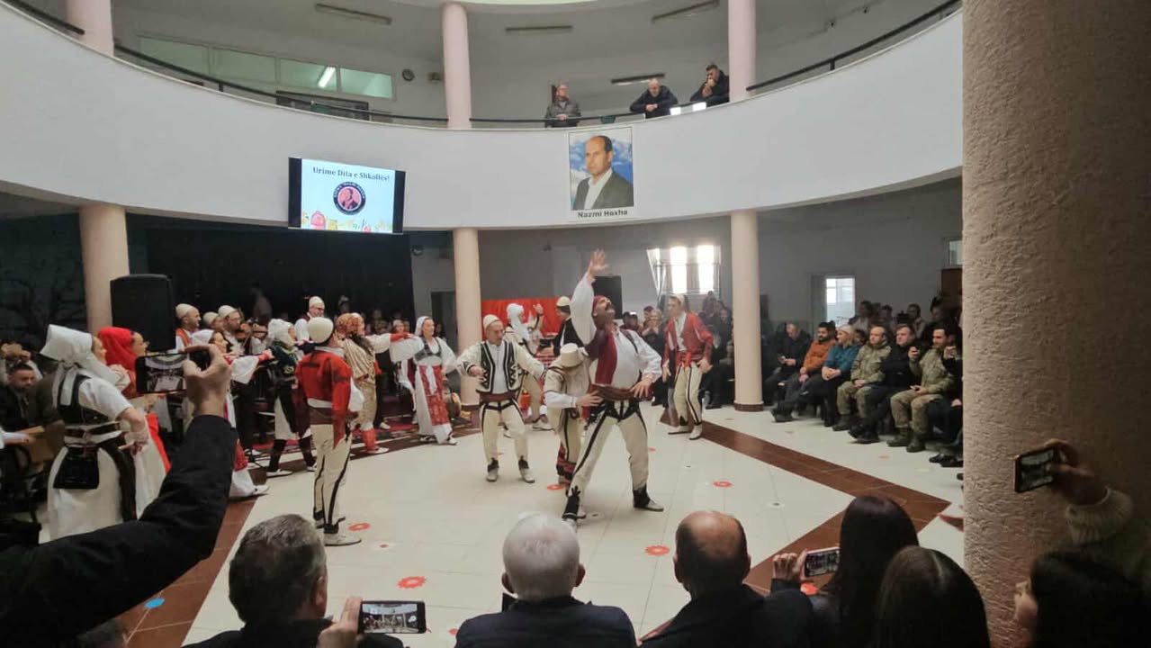 Shkolla “Nazmi Hoxha” në Gjilan shënon Ditën e Shkollës me një program të pasur kulturor 4 1 1