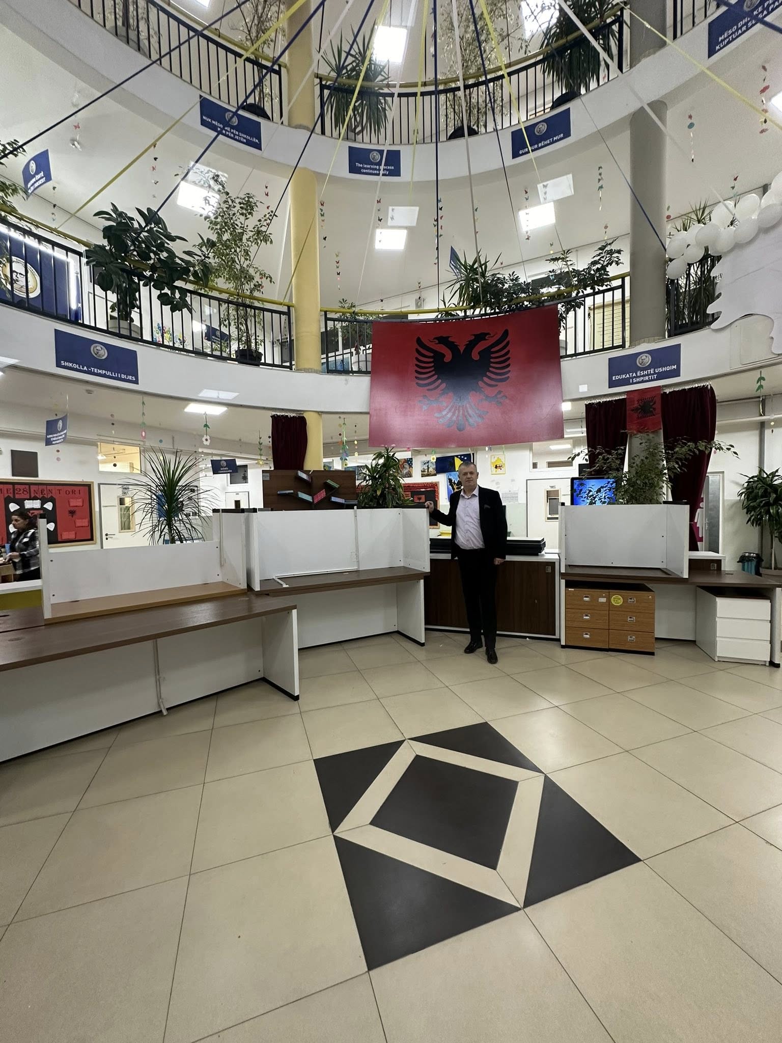 Shkolla “Emin Duraku” në Prishtinë përfiton inventar modern arsimor nga Banka Raiffeisen 5 597968082 1197626778995711 5169017276056516447 n