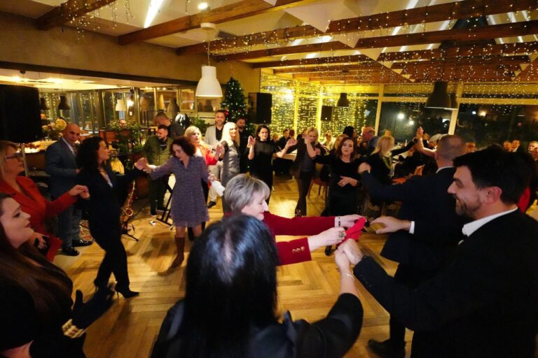 Drejtorët e shkollave në Prishtinë “ia krisin valles” në darkën përmbyllëse të vitit