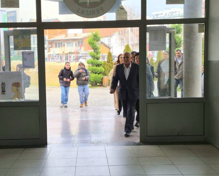 Pensionohet arsimtari Jakup Murati nga Ferizaj pas 42-vitesh kontribut në arsim